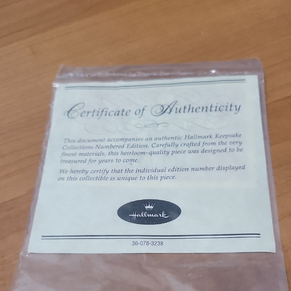 Hallmark Peanuts Gallery Hugs Collectible Figurine - Picture 5 of 5